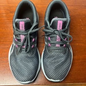 Women’s ASICS Versablast running shoe size 9 like new